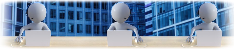 Operatori dell’help desk con cuffie davanti al computer