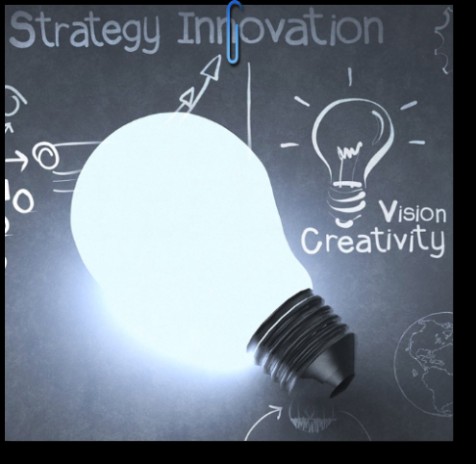 Lampadina accesa con le parole Strategy, Innovation, Vision e Creativity