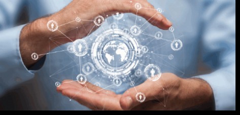 Mani che sostengono icone di servizi digitali