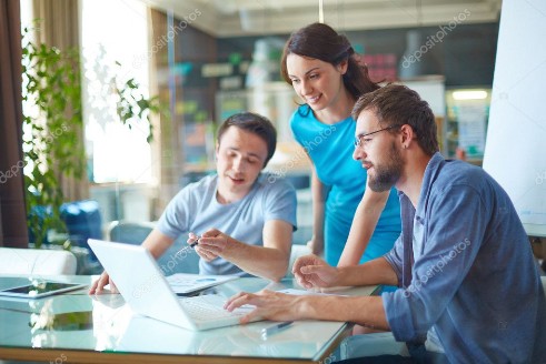 Consulenti al lavoro davanti a un computer portatile